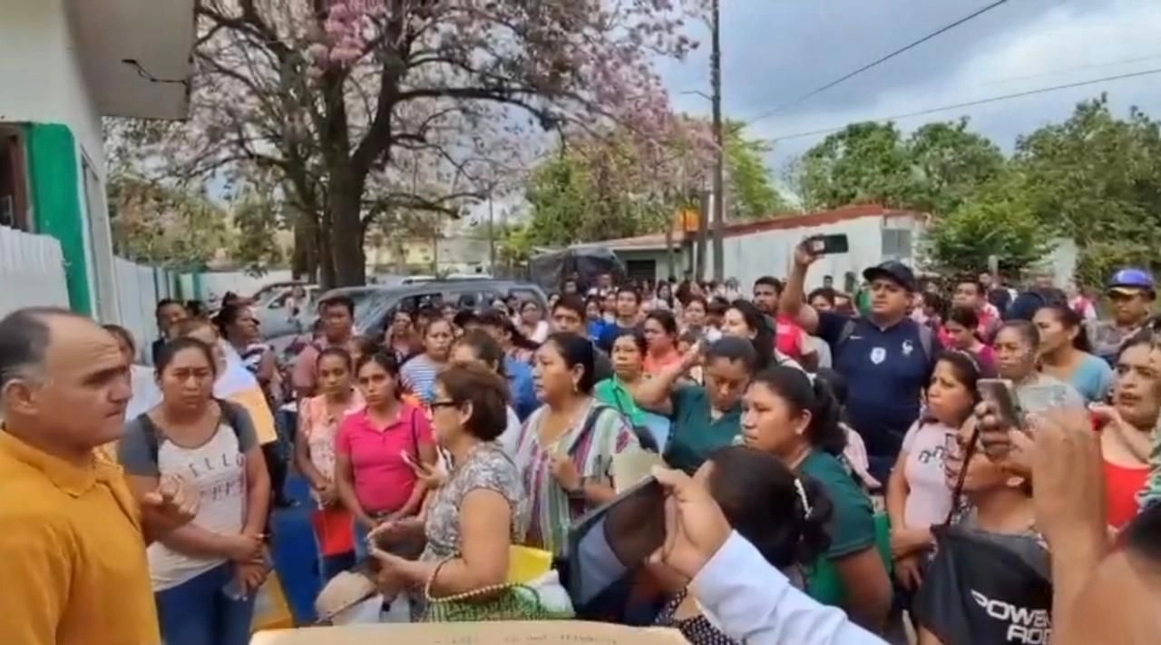 Los padres de familia afirmaron que ellos cumplen con las cuotas escolares, compra de libros y uniformes, por lo que estas aportaciones del gobierno benefician a más de 100 estudiantes.

