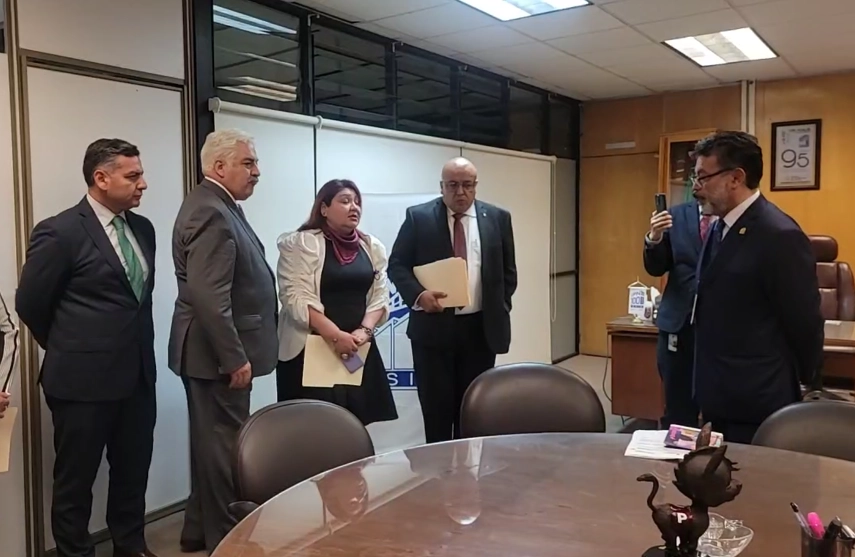 César Arroyo, director de ESIA unidad Zacatenco (der) tras la recuperación de las instalaciones. Fotograma tomado del video publicado en la página de Facebook ESIA Zacatenco
