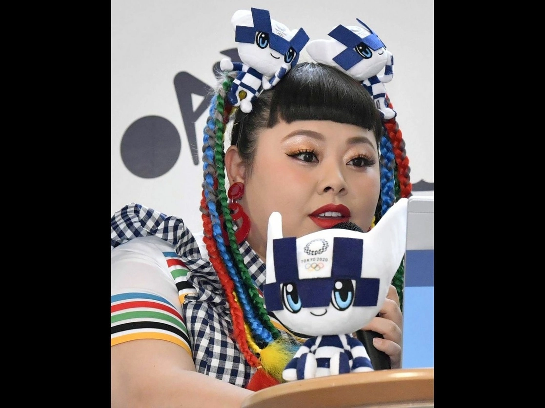Un medio japonés reveló que Hiroshi Sasaki sugirió el año pasado disfrazar de cerdo a la popular animadora Naomi Watanabe en la ceremonia de apertura de los Juegos Olímpicos. Foto Kyodo News vía Ap / Archivo