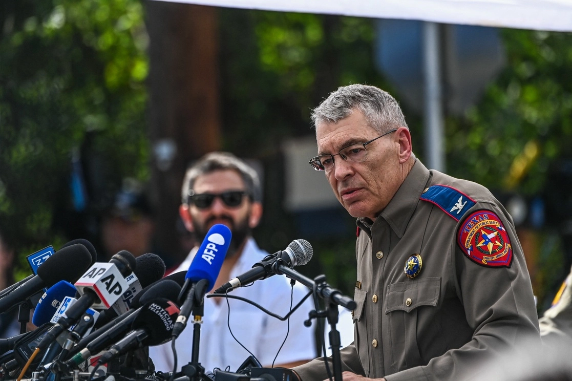 El director y coronel del Departamento de Seguridad Pública de Texas, Steven C. McCraw, durante una conferencia de prensa sobre el tiroteo masivo en la Escuela Primaria Robb en Uvalde, Texas, el 27 de mayo de 2022. Foto Afp