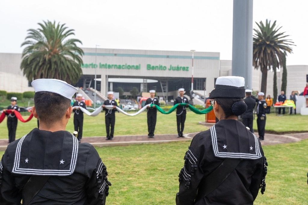Desde junio del año pasadoc aso 2 mil marinos laboran en el Aeropuerto Internacional de la Ciudad de México. Foto Pablo Ramos/Archivo
