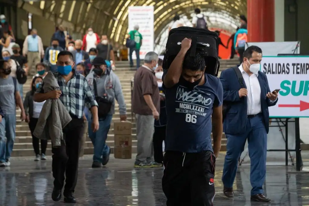 Llegada de viajeros a la Terminal de Autobuses de Pasajeros de Oriente (Tapo) durante las vacaciones de Semana Santa, el 29 de marzo de 2021. Foto Pablo Ramos