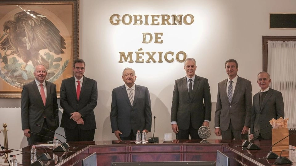 El director ejecutivo a nivel mundial de la empresa Coca Cola, James Quincey se reunió en Palacio Nacional con el presidente Andrés Manuel López Obrador según lo dio a conocer en sus redes sociales el propio mandatario. Foto tomada del Twitter de @lopezobrador_