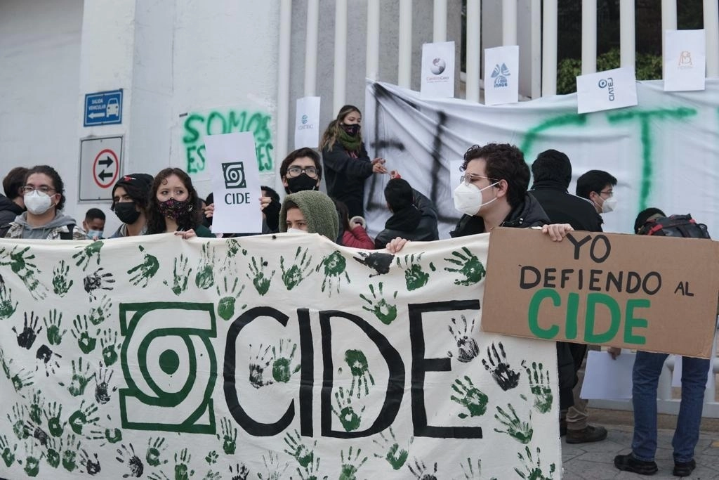 Comunidad estudiantil del CIDE protesta y 'toma' las instalaciones en rechazo a la "imposición de la dirección” en el campus Santa Fe, Ciudad de México, el 29 de noviembre de 2021. Foto Pablo Ramos