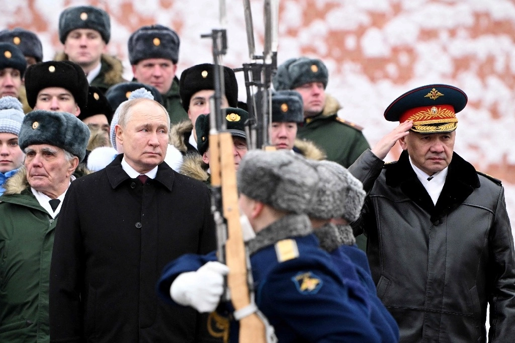 El presidente ruso Vladimir Putin, acompañado por el ministro de Defensa Sergei Shoigu, asiste a una ceremonia de colocación de ofrenda floral en la Tumba del Soldado Desconocido junto al muro del Kremlin para conmemorar el Día del Defensor de la Patria en Moscú. el 23 de febrero de 2024. Foto Afp