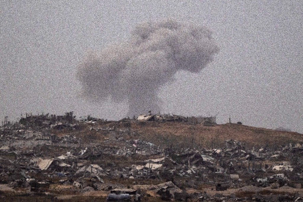 Se levanta una columna de humo tras una explosión en la franja de Gaza, vista desde el sur de Israel. Foto Ap