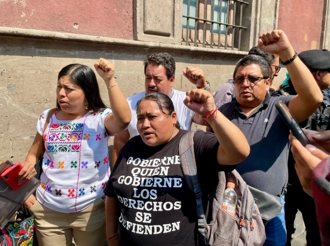 Maestros integrantes de la CNTE, previo a una reunión con el presidente López Obrador, realizada en mayo pasado. Foto Roberto García Ortiz