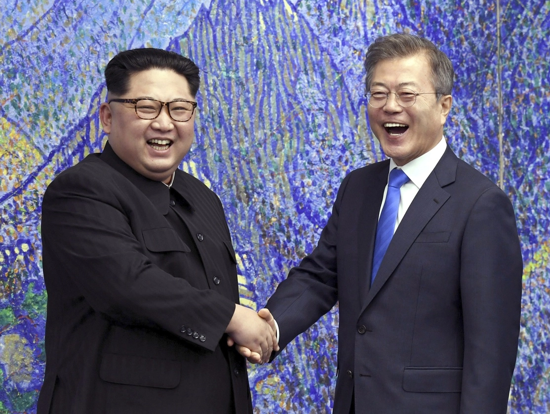 Los líderes de Corea del Norte, Kim Jong Un, y Corea del Sur Moon Jae-in posan para una foto en 2018. Foto Ap