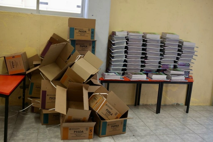 Los dirigentes de las secciones 21 y 50 del SNTE señalaron que ya se terminaron de repartir los materiales de preescolar y primaria, restando de entrega solo los ejemplares de secundaria. Foto María Luisa Severiano / Archivo