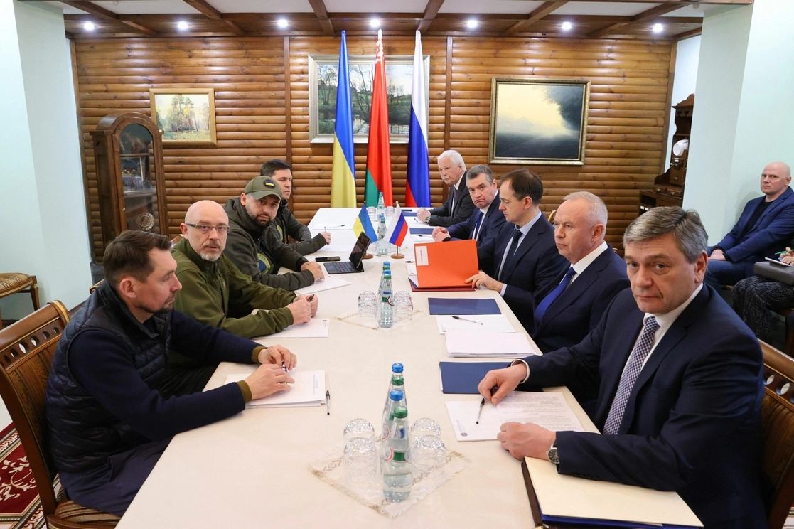 Funcionarios ucranios y rusos durante la tercera ronda de conversaciones en la región de Brest de Bielorrusia, el 7 de marzo de 2022. Foto Afp
