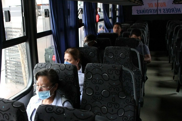 Enfermeras son transportadas en un operativo particular de la firma GNP, afuera del Instituto Nacional de Enfermedades Respiratorias. Foto Cuartoscuro 