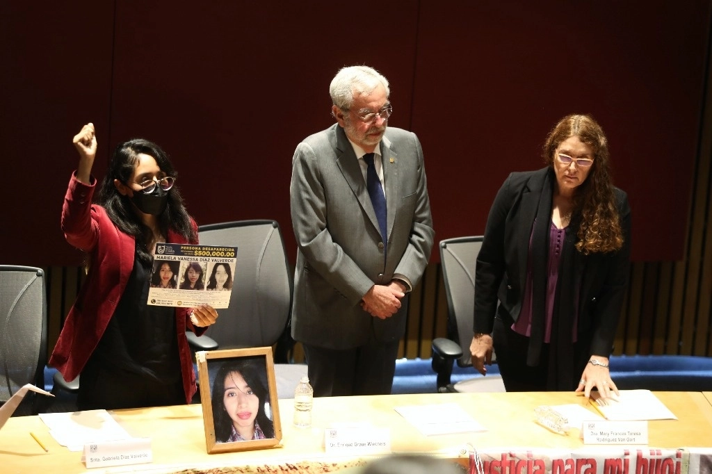El rector de la UNAM durante la reunión con familiares de la alumna Mariela Vanessa Díaz. Foto Marco Peláez