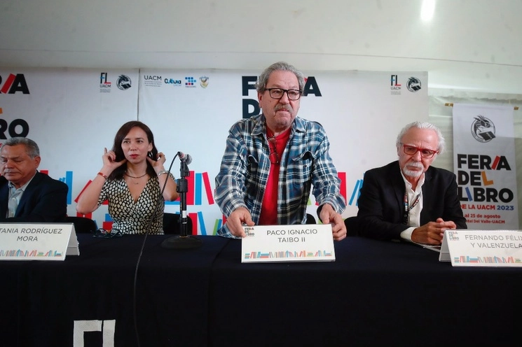 Tania Rodríguez Mora, Paco Ignacio Taibo II y Fernando Félix y Valenzuela en la inauguración de la Feria del Libro de la UACM 2023. Foto Cristina Rodríguez 