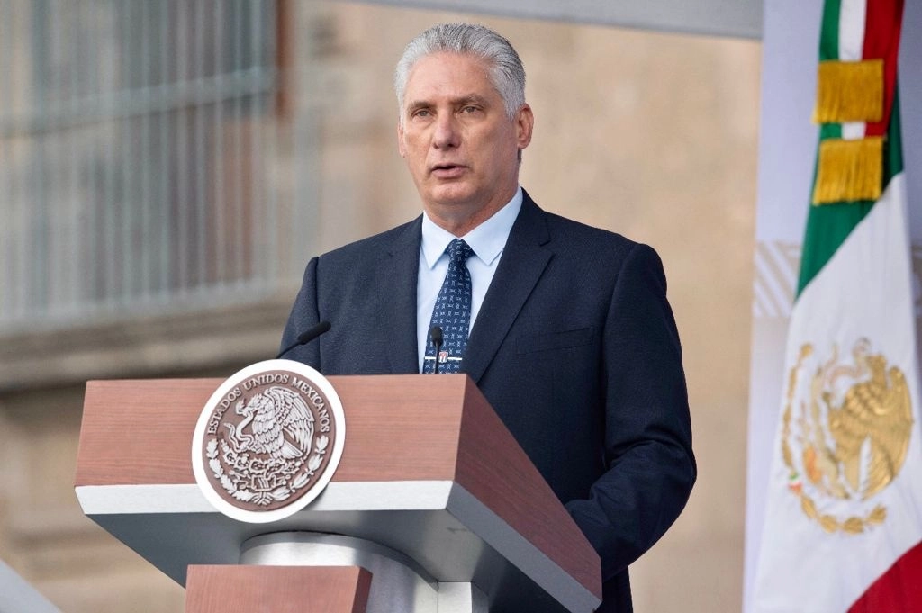 El presidente de Cuba, Miguel Díaz-Canel, durante su participación en la ceremonia del desfile militar de México, ayer en el Zócalo capitalino. Foto tomada del Twitter de @GobiernoMx 