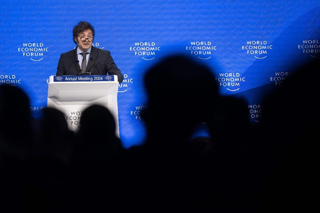 Las expectativas sobre el gobierno de Javier Milei siguen en descenso y a un mes de haber asumido la presidencia su imagen positiva cayó más de cinco puntos. En la imagen, el mandatario argentino durante su participación en el Foro Económico Mundial en Davos, Suiza. Foto Afp.