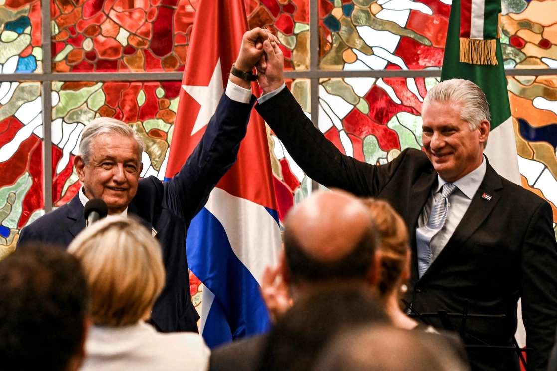 Los presidentes de México, Andrés Manuel Lóez Obrador, y de Cuba, Miguel Díaz-Canel, en el Palacio de la Revolución de La Habana, el 8 de mayo de 2022. Foto Afp