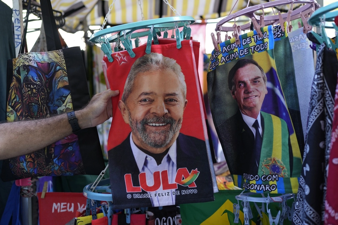 En una tienda en Río de Janeiro, Brasil, se observa una toalla con el rostro del candidato presidencial Luiz Inácio Lula da Silva y otra del actual mandatario Jair Bolsonaro, el 27 de julio de 2022. Foto Ap