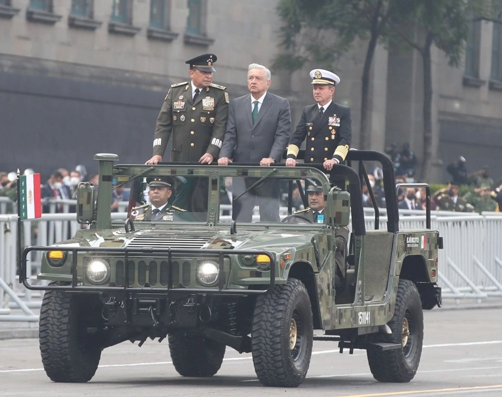 El presidente Andrés Manuel López Obrador pasa revista a las tropas del desfile militar el 16 de septiembre de 2021. Foto José Antonio López