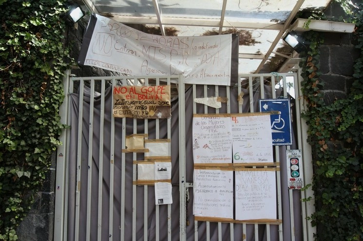 Así ha lucido el acceso principal de la Facultad de Filosofía y Letras que se mantiene en paro. Foto María Luisa Severiano / Archivo 