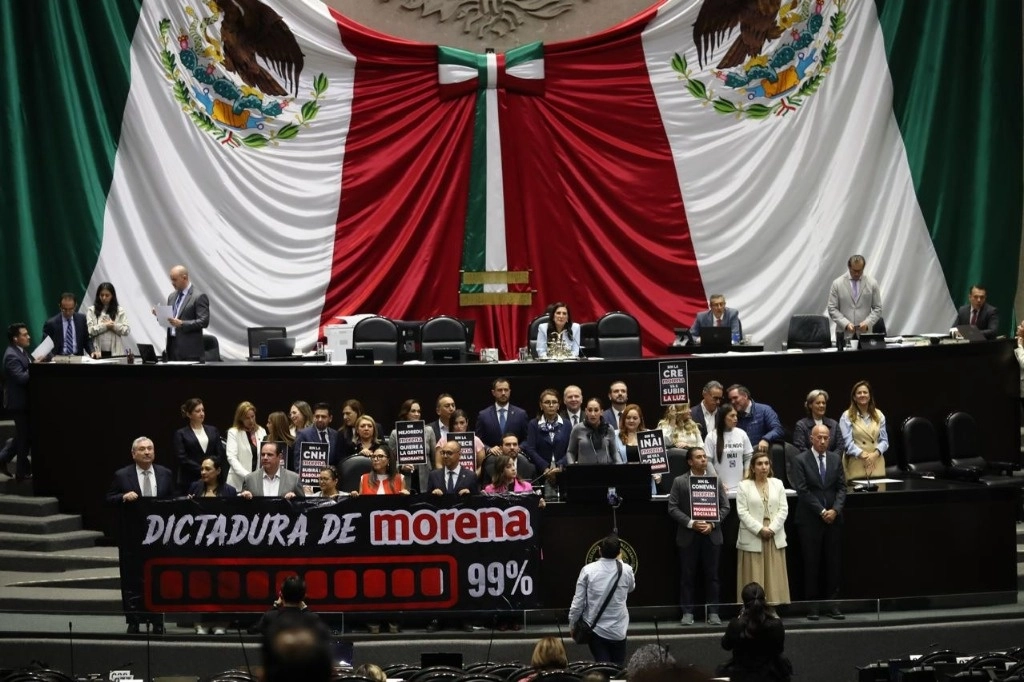 Diputados de oposición durante una protesta en la tribuna de San Lázaro. Foto Yazmín Ortega