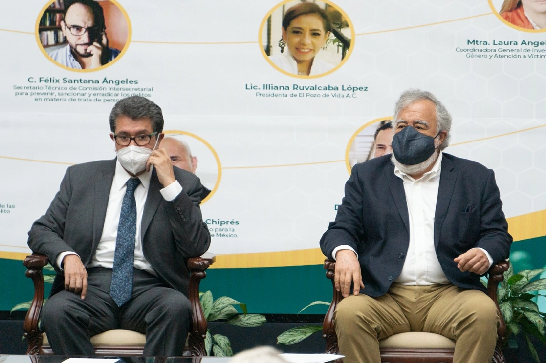 El subsecretario de Derechos Humanos, Población y Migración de la Secretaría de Gobernación, Alejandro Encinas (derecha), reprochó al coordinador de Morena, Ricardo Monreal, haber dejado fuera del pasado periodo extraordinario el desafuero del diputado. La imagen, durante la inauguración del foro "Hacia los 10 años de la Ley contra la Trata de personas, desafíos, retos y perspectivas", realizado en la antigua sede del Senado de la República, en el Centro Histórico de la Ciudad de México, el 2 de agosto de 2021. Foto Pablo Ramos 