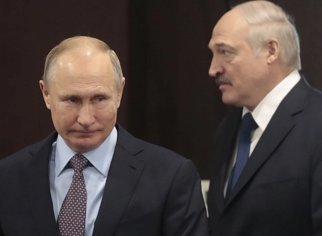 El presidente bielorruso Aleksandr Lukashenko sugiere hacer una reforma constitucional y convocar elecciones dentro de dos años. Rusia plantea que la transición sea cuanto antes. Foto Ap/ Archivo