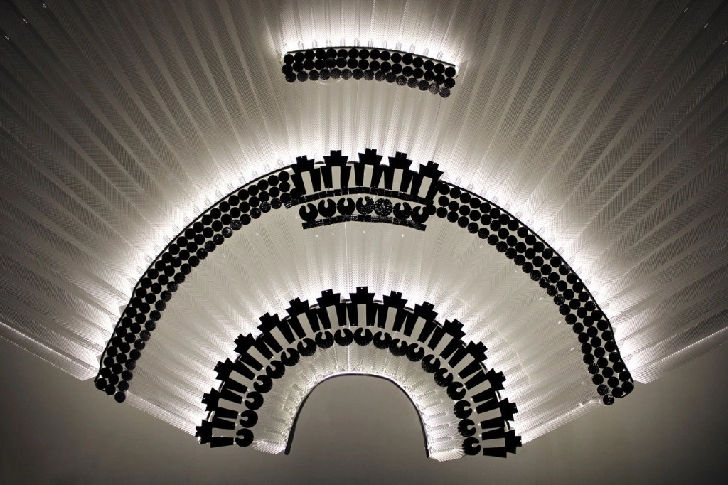 'El penacho del México moderno' se exhibe en Espacio CDMX, ubicado en la segunda sección del Bosque de Chapultepec. Foto cortesía de Valeria Corona