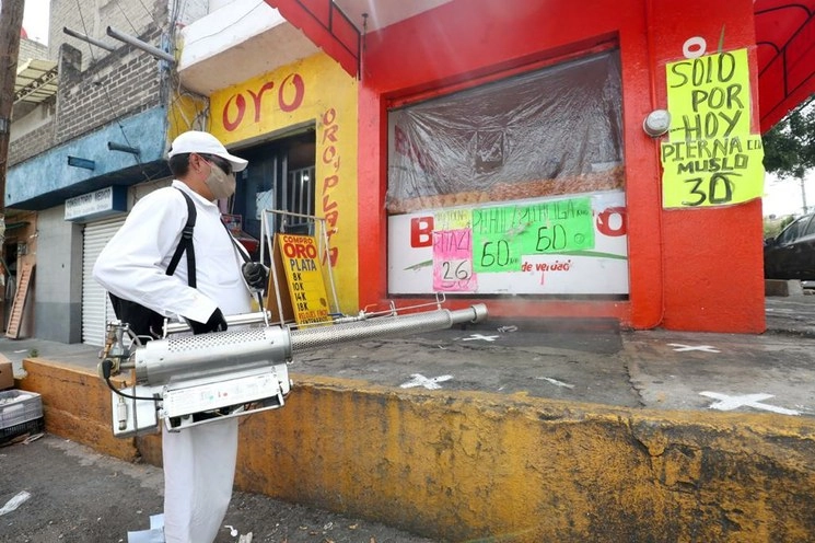 Brigadas de salud sanitizan las aéreas públicas de la alcaldía de Coyoacán, para evitar el incremento de contagios de Covid-19, en la colonia Ajusco. Foto Luis Castillo