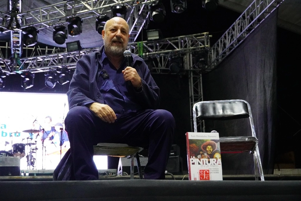 El escritor y periodista, Luis Hernández Navarro, durante su participación en la Feria del Libro Neza 2024. Foto Daniel Ramón Quiroz