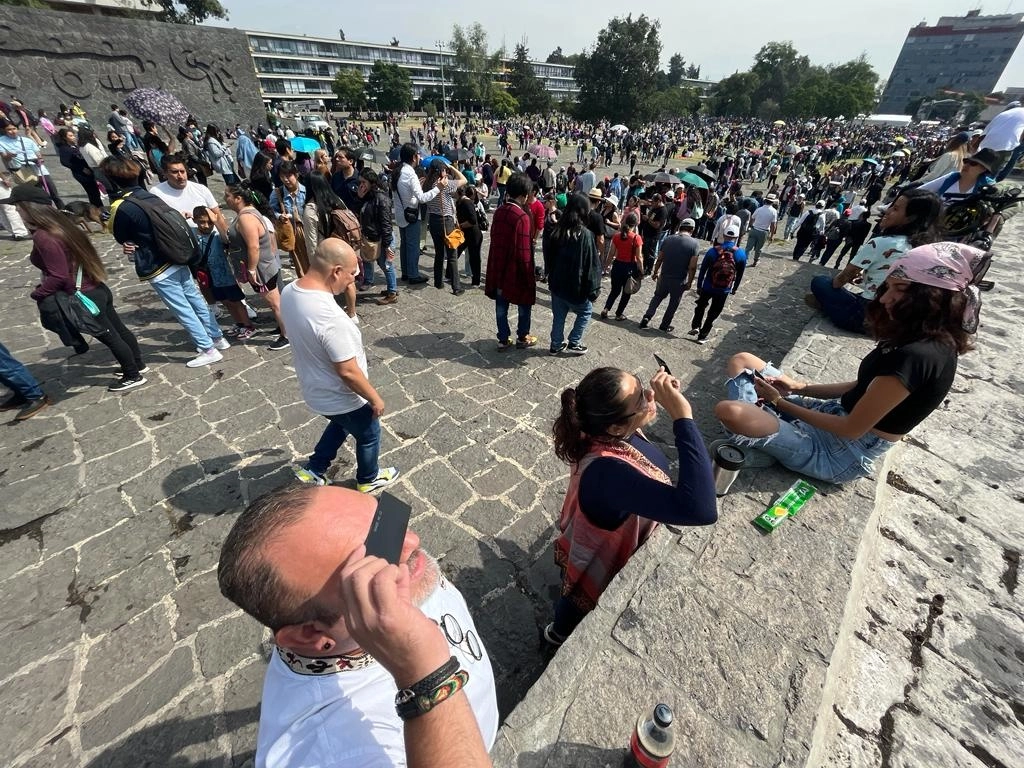 Decenas de personas al 'Picnic bajo las sombras', en las islas de Ciudad Universitaria, para observar el eclipse solar anular, en la Ciudad de México, el 14 de octubre de 2023. Foto José Antonio López

