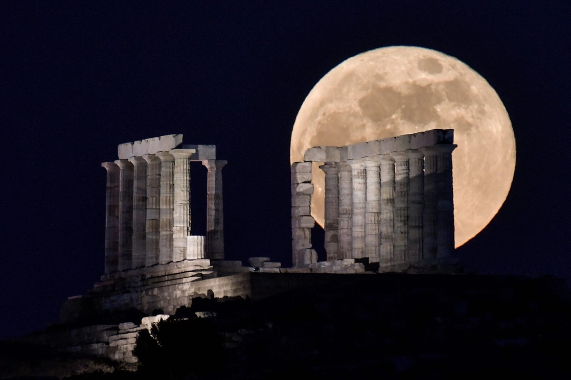 La madrugada de ayer miércoles se pudo observar en América, Oceanía y Asia el primer eclipse lunar total en dos años. El fenómeno coincidió con una superluna, que es cuando el satélite tiene la mayor cercanía con la Tierra y luce más grande y brillante. A medida que penetra en la sombra del planeta, la Luna adquiere un tono rojizo. La imagen, en Atenas, Grecia. Foto Afp