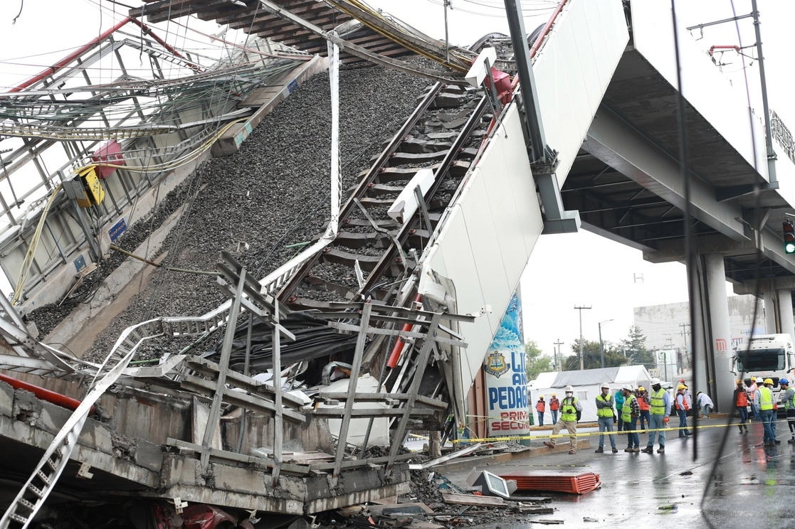 Trabajos de remoción de la estructura del metro que colapsó la noche del 2 de mayo. Foto LA JORNADA/Luis Castillo 
