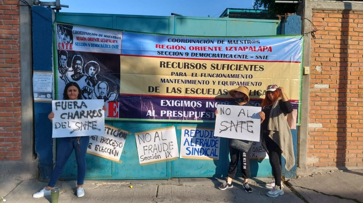 Maestros muestran con pancartas su posición frente a la dirigencia del SNTE. Imagen cortesía 