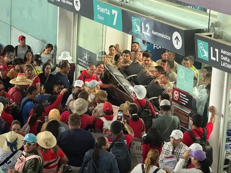 Maestros de la CNTE ingresan a las instalaciones del Aeropuerto Internacional de la Ciudad de México, como parte de sus acciones para exigir una mesa de diálogo con la presidenta Claudia Sheinbaum, el 23 de mayo de 2025. 