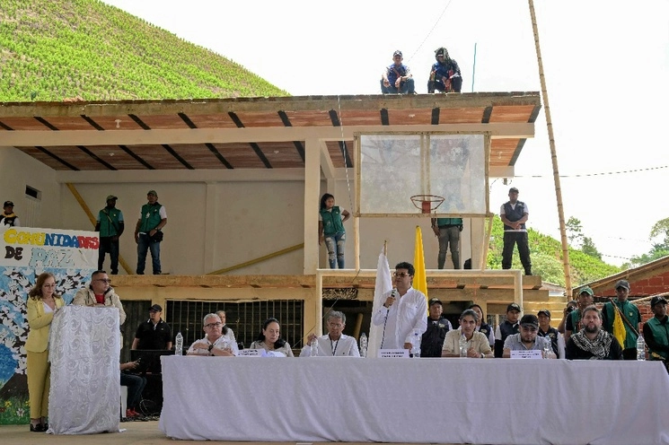 Danilo Rueda, comisionado de Paz de Colombia, junto a representantes de las disidencias de las FARC, luego que se pactó un alto al fuego para entablar diálogo. Foto Afp 