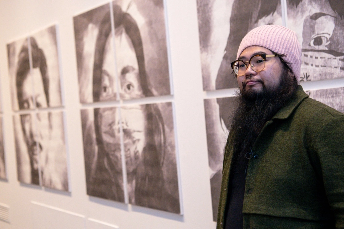 Con sus obras, el artista y disidente chino, Badiucao, denuncia la represión política ejercida por Pekín, el 12 de noviembre de 2021. Foto Afp 