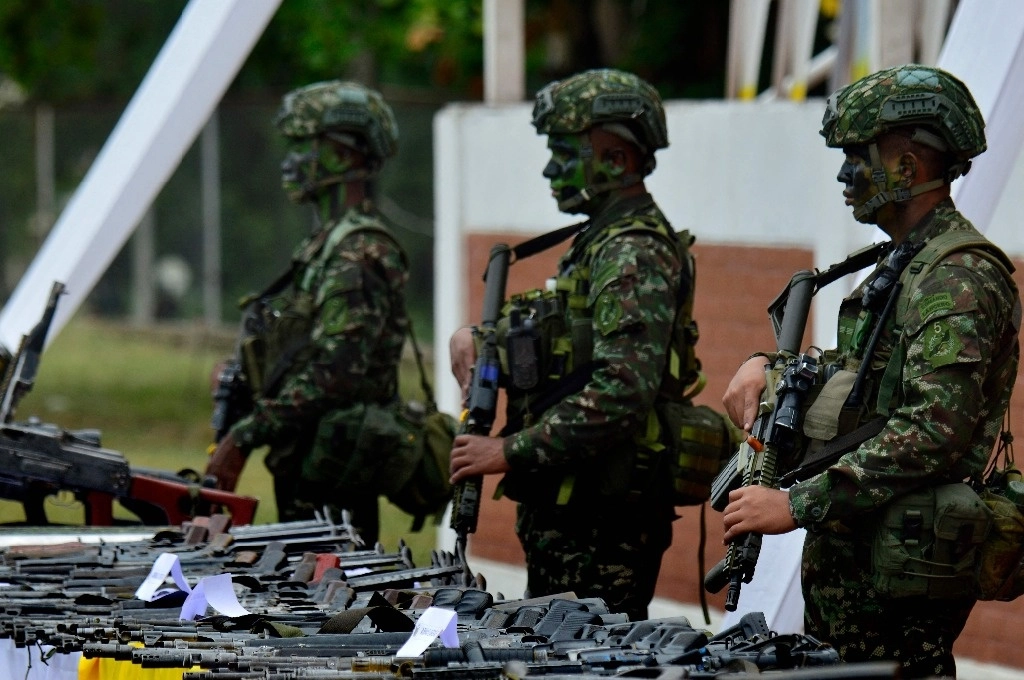 Miembros del Ejército Nacional de Colombia hacen guardia durante la presentación de armas entregadas por guerrilleros de las Farc-EP, en el Cantón Militar San Jorge, en Cúcuta, Departamento de Norte de Santander, Colombia, el 25 de enero de 2025. Foto Afp