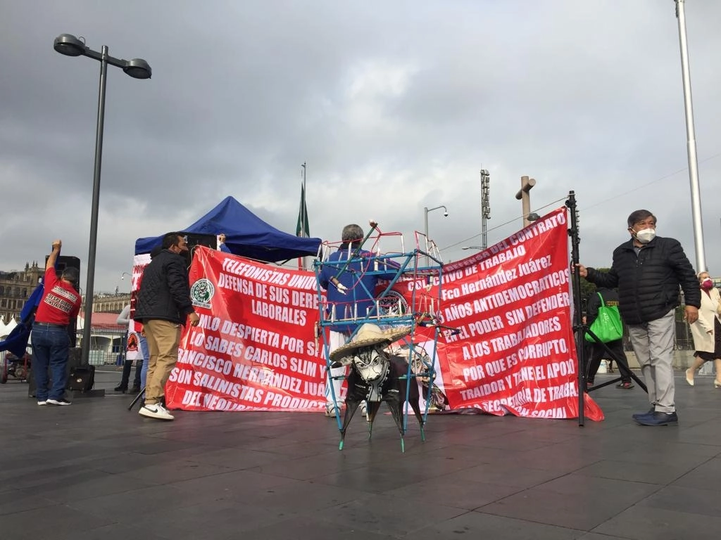 Integrantes del Encuentro Sindical Telefonista realizan un mitin para exigir la renuncia de Francisco Hernández del STRM, en el Zócalo de la Ciudad de México, el 2 de agosto de 2022. Foto Guillermo Sologuren