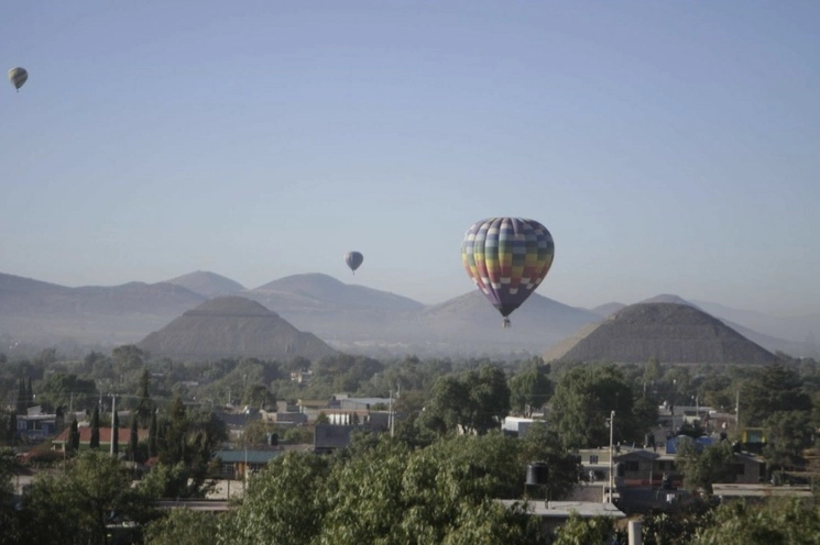 Vuelo de globos aerostáticos en el Valle de Teotihuacán. Foto Cuartoscuro / Archivo