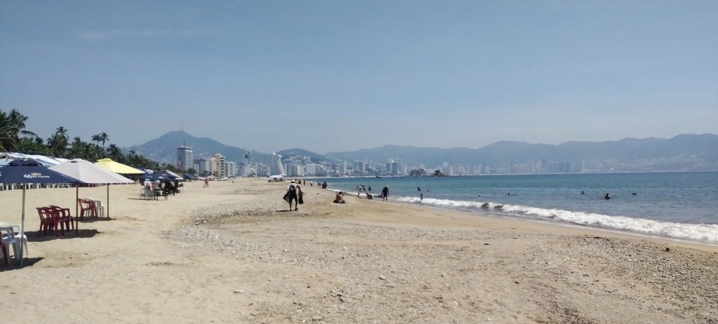 Al menos 70 familias dedicadas la prestación de servicios en la zona de playa, desde Hornos hasta Caleta, se encuentran a la deriva, por la falta de visitantes. Foto Héctor Briseño 