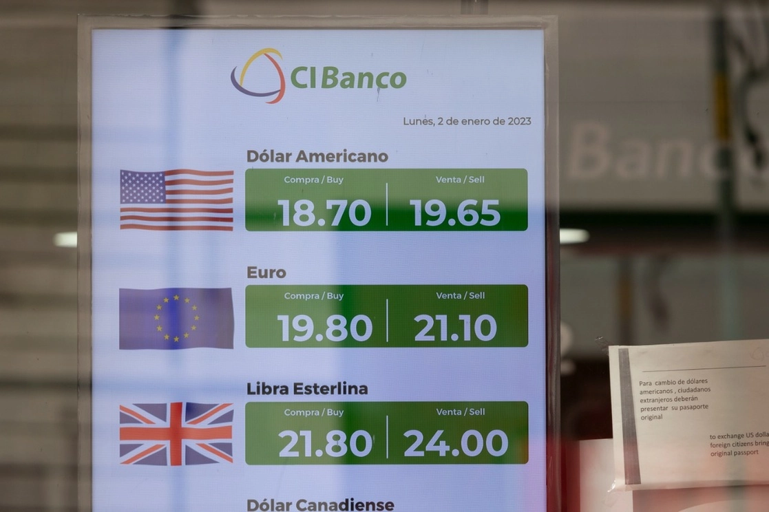 Tipo de cambio del dólar en un banco en el Centro Histórico, en la Ciudad de México. Foto Pablo Ramos / Archivo