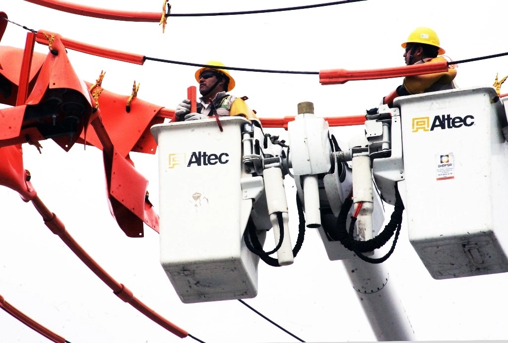 Trabajadores de la CFE haciendo trabajos en la línea eléctrica, en un fraccionamiento de Tecámac, estado de México. Foto Roberto García Rivas