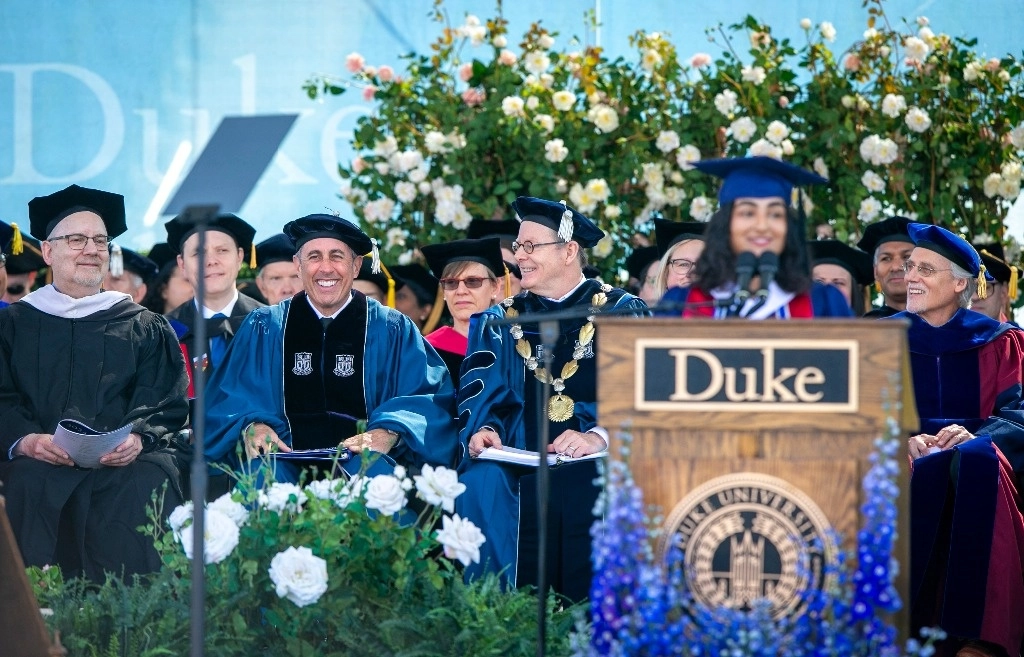 Esta foto proporcionada por la Universidad de Duke muestra al orador de graduación Jerry Seinfeld, segundo desde la izquierda en la primera fila, en el escenario durante la ceremonia de graduación de la escuela, el 12 de mayo de 2024, en Durham, Carolina del Norte. Un pequeño contingente de graduados se opuso al comediante proisraelí que hablaba. Foto Ap
