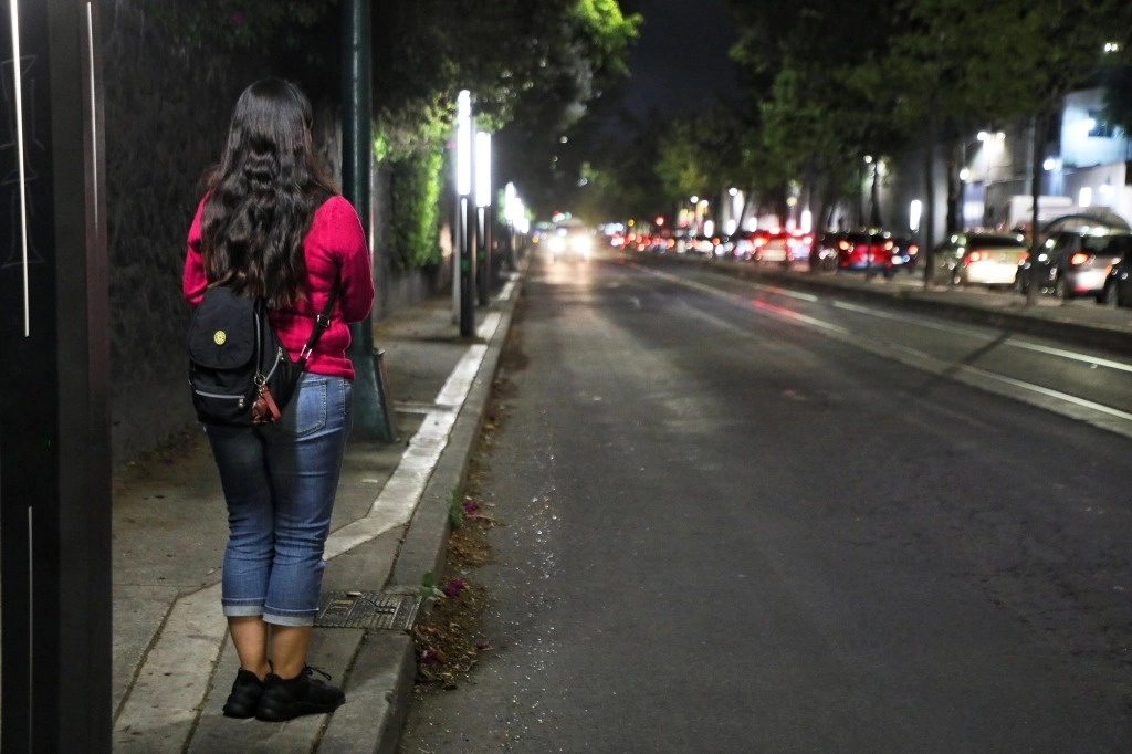Una mujer transita por un Sendero Seguro. Foto tomada de la cuenta de X @Claudiashein