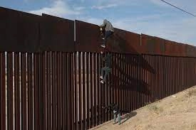 Migrantes escalan el muro fronterizo entre México y Estados Unidos, en Ciudad Juárez, Chihuahua. Foto Xinhua / Archivo