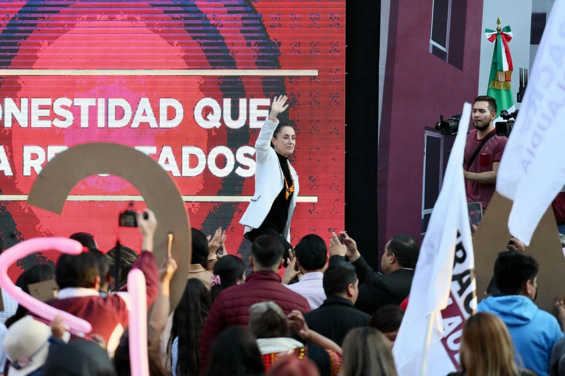 La jefa del Gobierno capitalino, Claudia Sheinbaum, señaló que, a través de la línea de emergencia 765, se tiene identificadas a 631 mujeres en riesgo feminicida, a las que se les está brindando atención sicológica y asesoría legal. Foto Roberto García Ortiz / Archivo