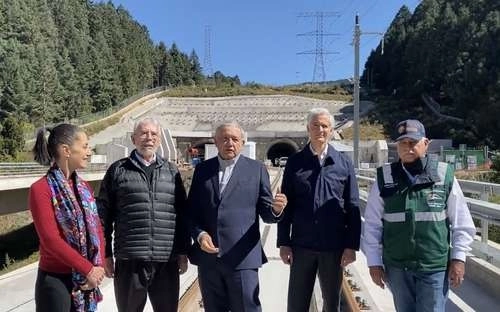 El presidente Andrés Manuel López Obrador recorrió este sábado la obra del tren México-Toluca. Lo acompañaron la jefa de Gobierno de la Ciudad de México, Claudia Sheinbaum; el secretario de Comunicaciones, Jorge Arganis; el gobernador mexiquense, Alfredo del Mazo, y el responsable de la obra, Manuel Gómez Parra. Foto Captura de video del Twitter del Ejecutivo federal