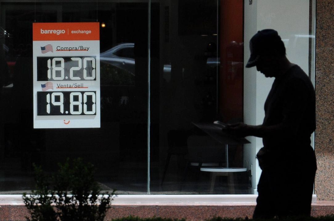 El tipo de cambio operó entre un máximo de 18.9450 unidades y un mínimo de 18.8790 unidades en el mercado interbancario. 