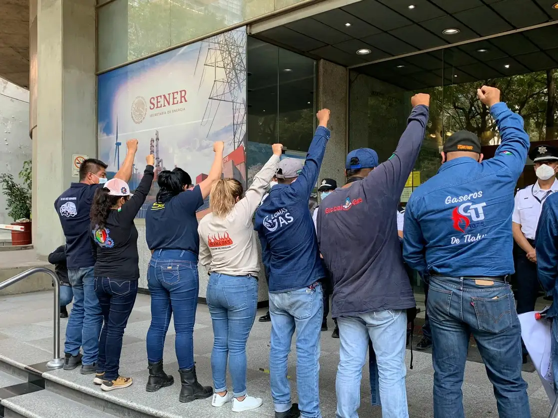 Integrantes de diversas organizaciones de empresas gaseras se manifiestan afuera de la Secretaria de Energía, previo a la reunión que sostendrán con autoridades para llegar a un acuerdo, de lo contrario, realizarán un paro permanente en todas la subestaciones de gas, en la Ciudad de México, el 11 de octubre de 2021. Foto Alfredo Domínguez