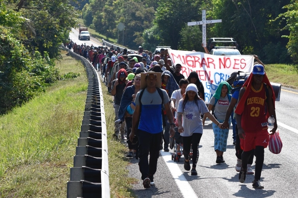 La última caravana que partió de la frontera sur el pasado 25 de enero -la primera de este año- continuaba avanzando por la costa de Chiapas entre los municipios de Pijijiapan y Tonalá. Foto Édgar H. Clemente